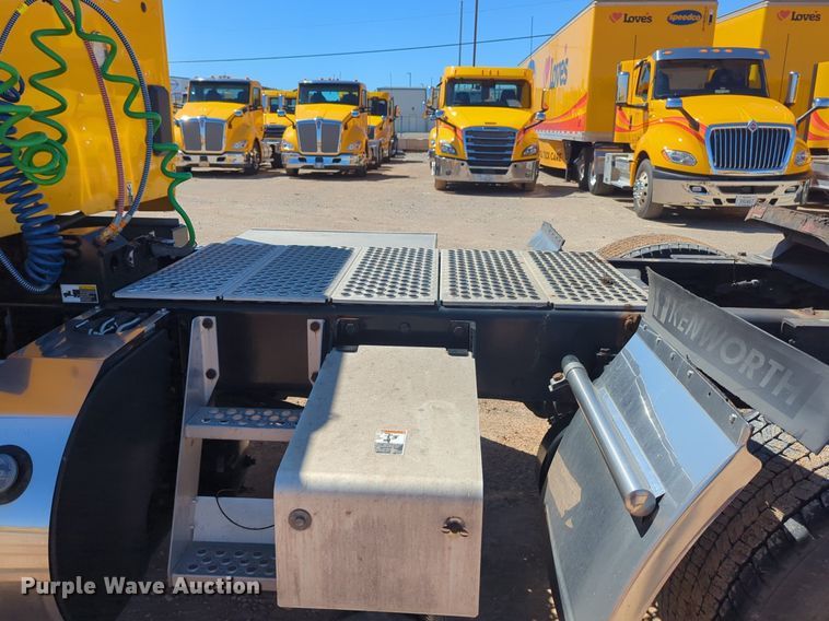 image for item NG9402 2019 Kenworth T680 semi truck