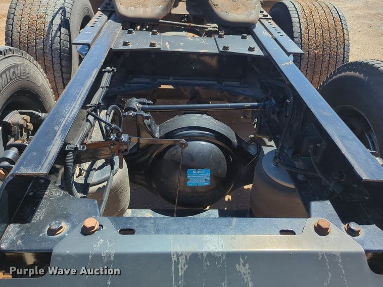 image for item NG9402 2019 Kenworth T680 semi truck