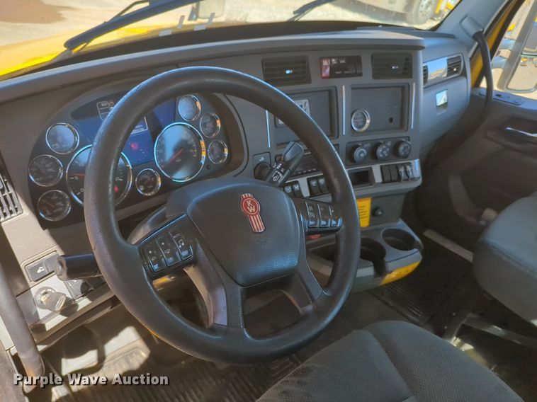 image for item NG9402 2019 Kenworth T680 semi truck