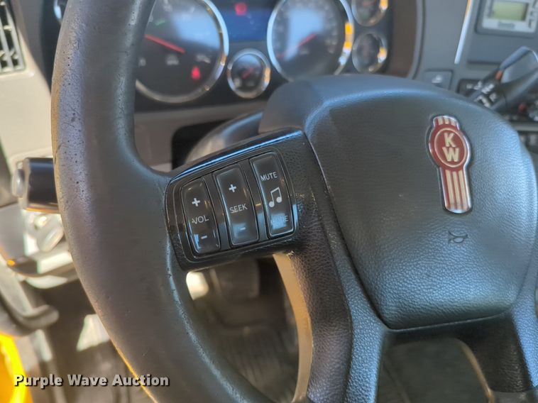 image for item NG9402 2019 Kenworth T680 semi truck