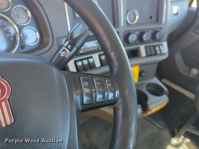 image for item NG9402 2019 Kenworth T680 semi truck