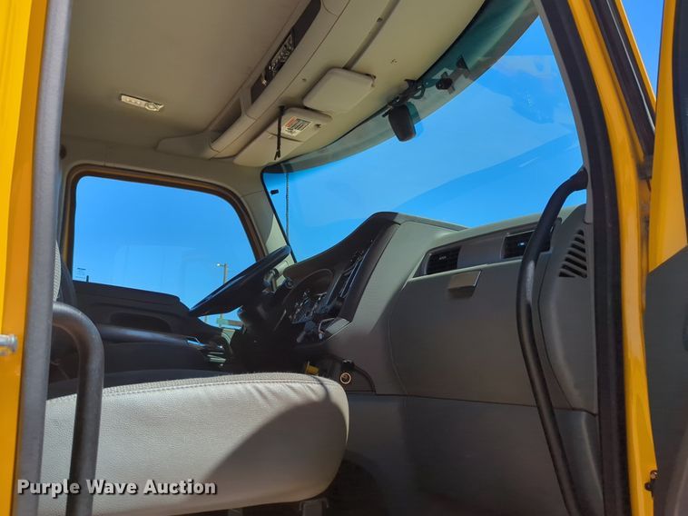 image for item NG9402 2019 Kenworth T680 semi truck