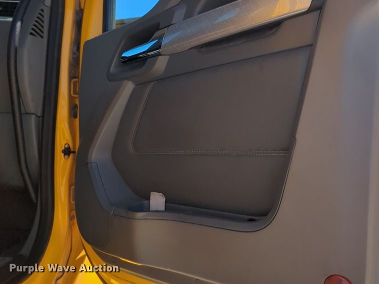 image for item NG9402 2019 Kenworth T680 semi truck