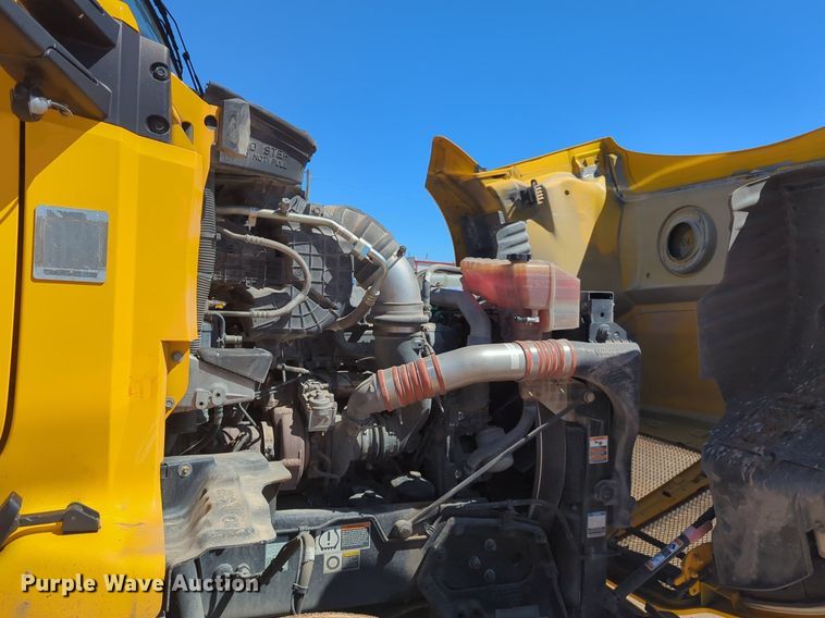 image for item NG9402 2019 Kenworth T680 semi truck