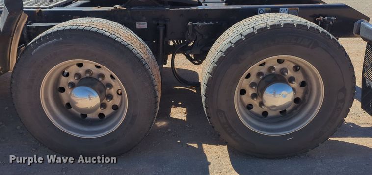 image for item NG9402 2019 Kenworth T680 semi truck