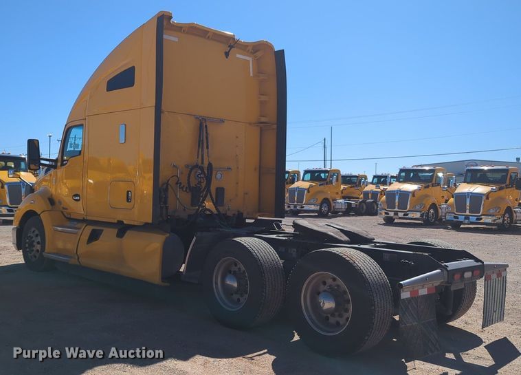 image for item NG9404 2020 Kenworth T680 semi truck