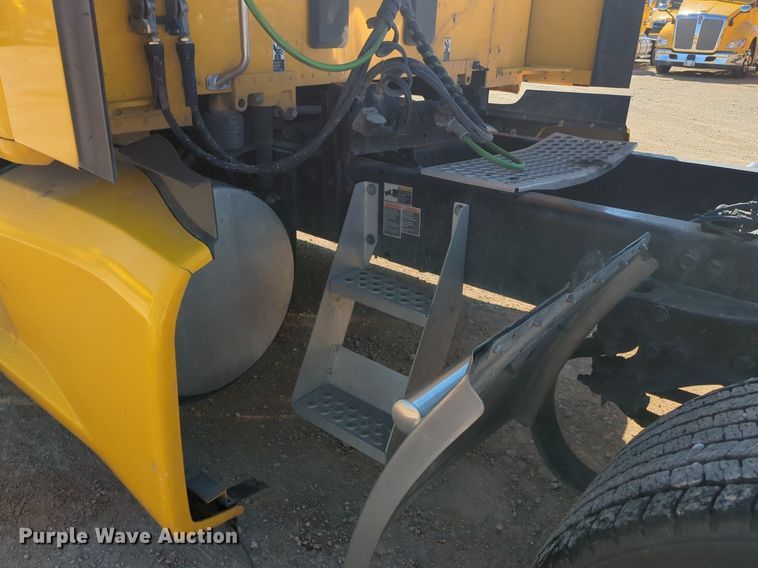 image for item NG9404 2020 Kenworth T680 semi truck