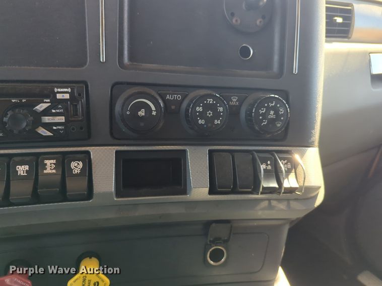 image for item NG9404 2020 Kenworth T680 semi truck