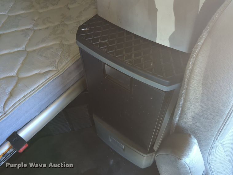 image for item NG9404 2020 Kenworth T680 semi truck