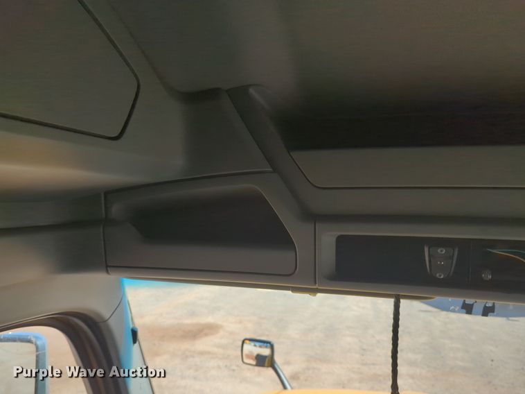 image for item NG9404 2020 Kenworth T680 semi truck