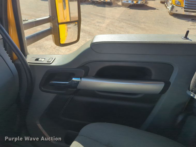 image for item NG9404 2020 Kenworth T680 semi truck