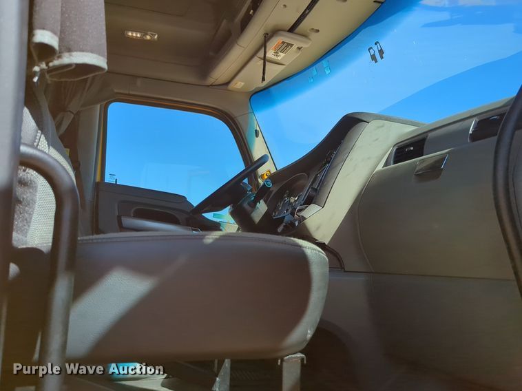 image for item NG9404 2020 Kenworth T680 semi truck