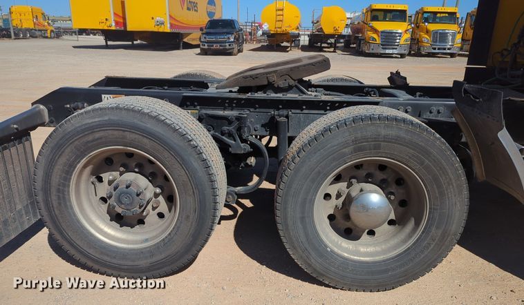 image for item NG9404 2020 Kenworth T680 semi truck