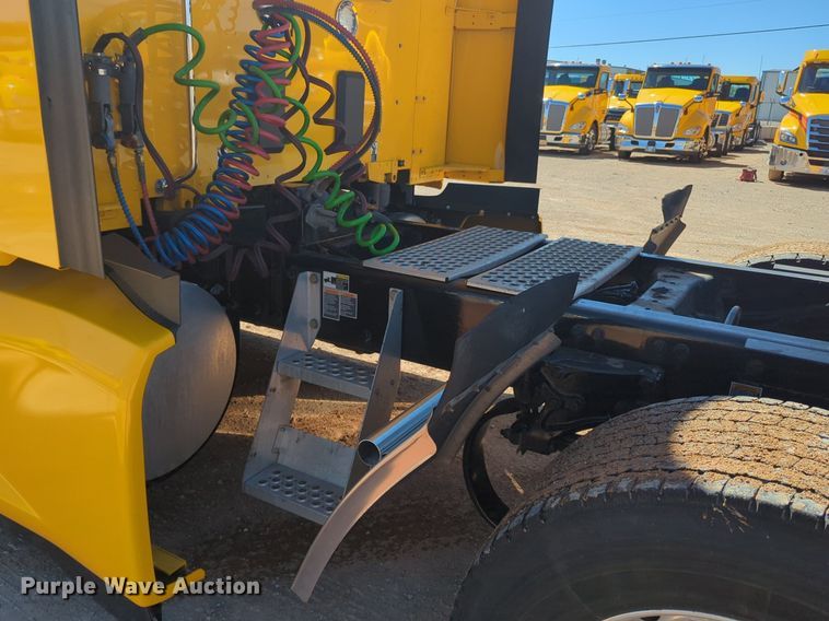 image for item NG9405 2020 Kenworth T680 semi truck