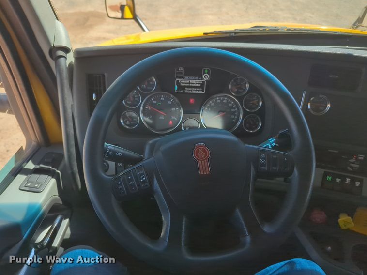 image for item NG9405 2020 Kenworth T680 semi truck