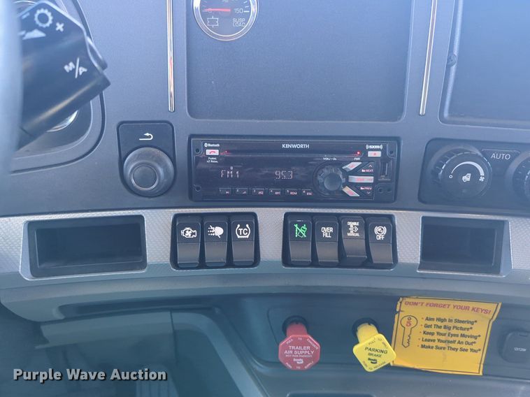 image for item NG9405 2020 Kenworth T680 semi truck