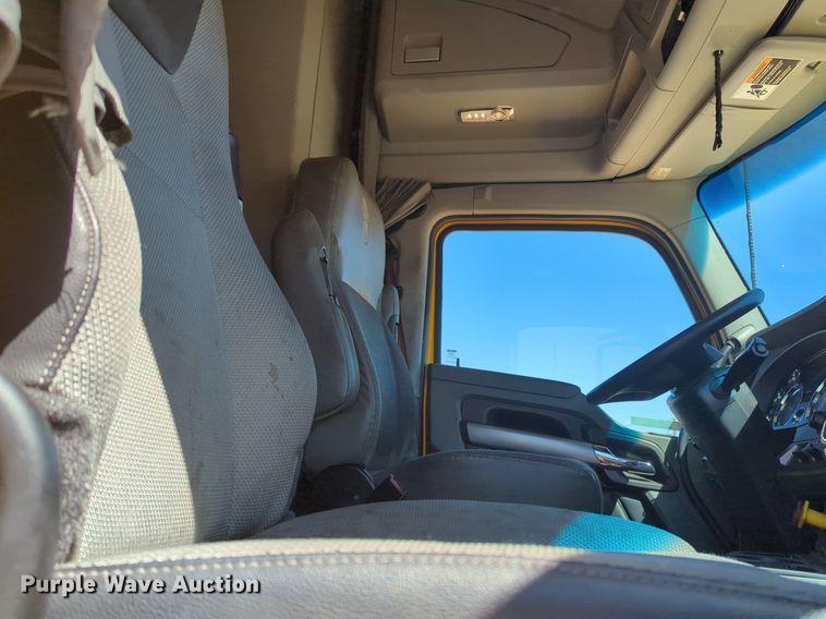 image for item NG9405 2020 Kenworth T680 semi truck