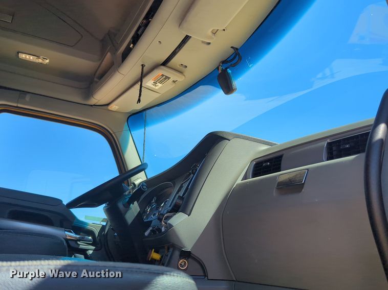 image for item NG9405 2020 Kenworth T680 semi truck