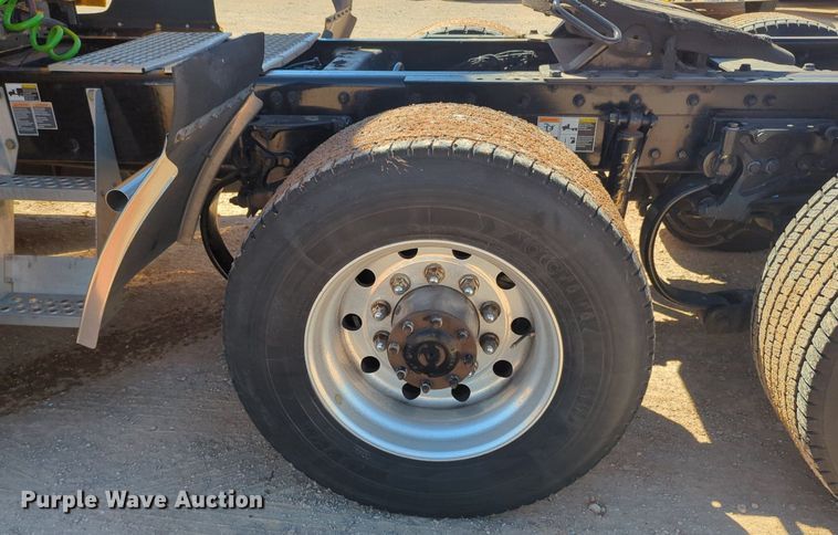 image for item NG9405 2020 Kenworth T680 semi truck