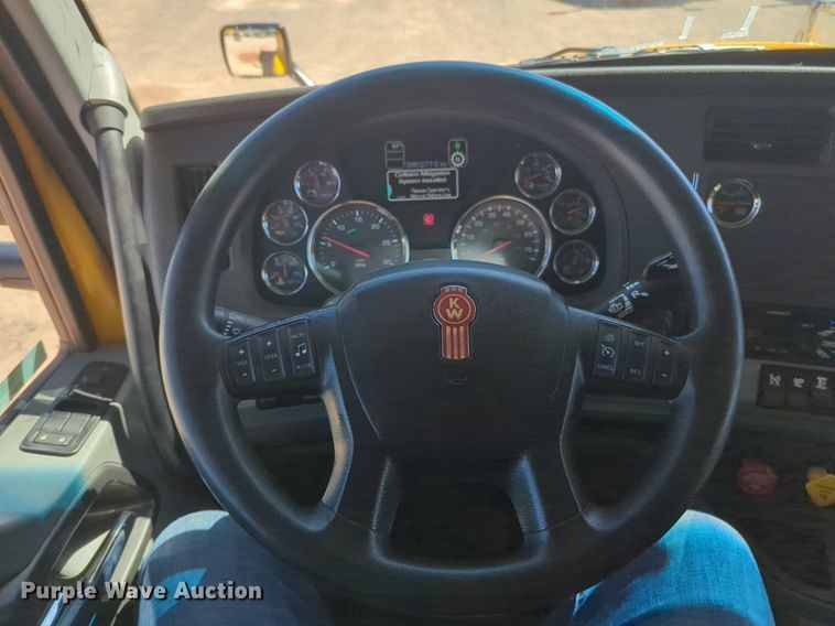 image for item NG9406 2020 Kenworth T680 semi truck