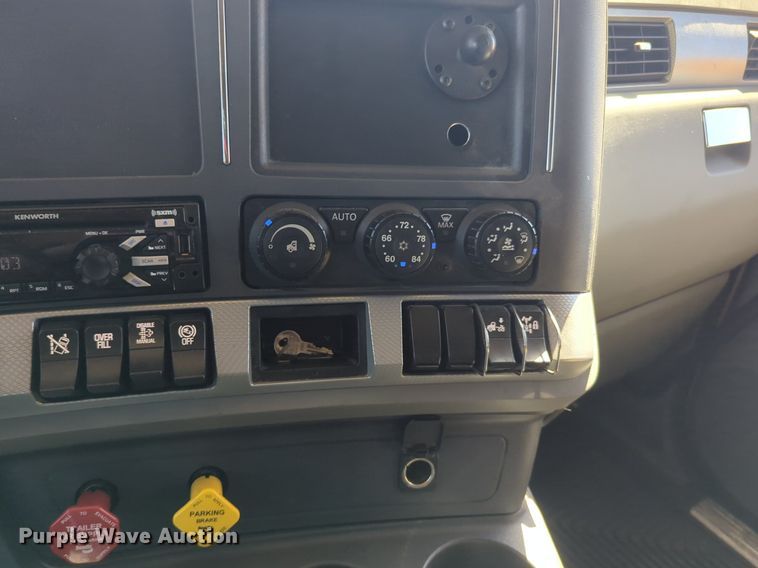 image for item NG9406 2020 Kenworth T680 semi truck