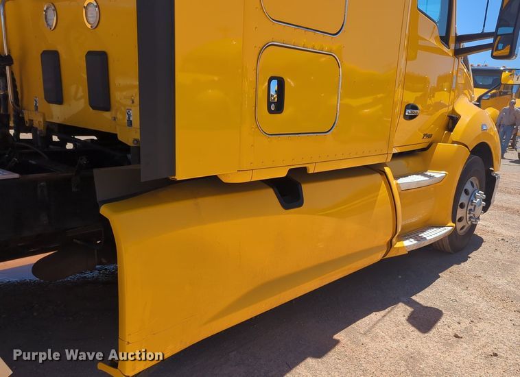 image for item NG9407 2020 Kenworth T680 semi truck
