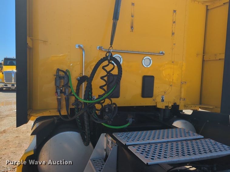 image for item NG9407 2020 Kenworth T680 semi truck