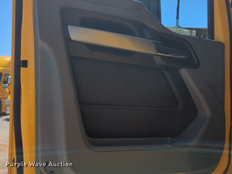 image for item NG9407 2020 Kenworth T680 semi truck