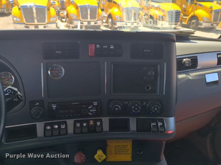 image for item NG9407 2020 Kenworth T680 semi truck