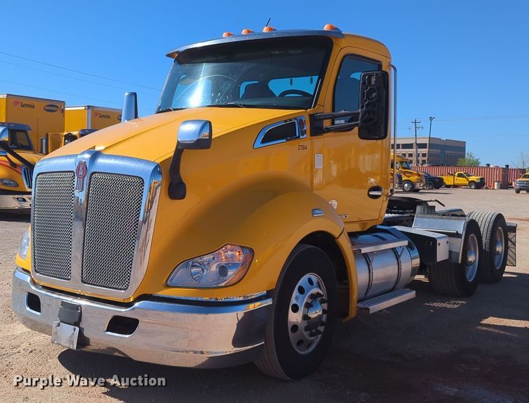 image for item NG9411 2020 Kenworth T680 semi truck