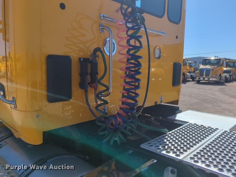 image for item NG9411 2020 Kenworth T680 semi truck