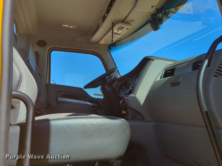 image for item NG9411 2020 Kenworth T680 semi truck