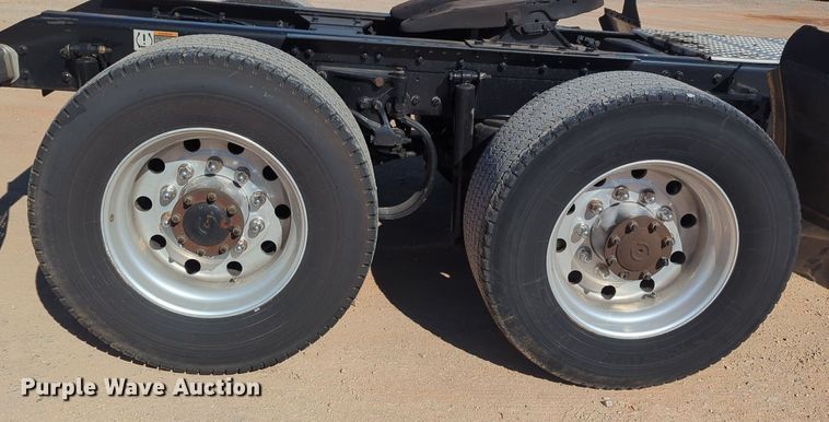 image for item NG9411 2020 Kenworth T680 semi truck