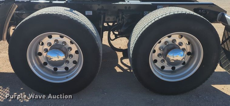 image for item NG9411 2020 Kenworth T680 semi truck