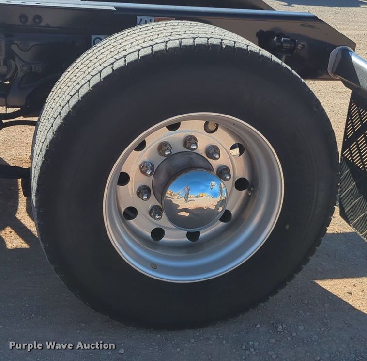 image for item NG9411 2020 Kenworth T680 semi truck