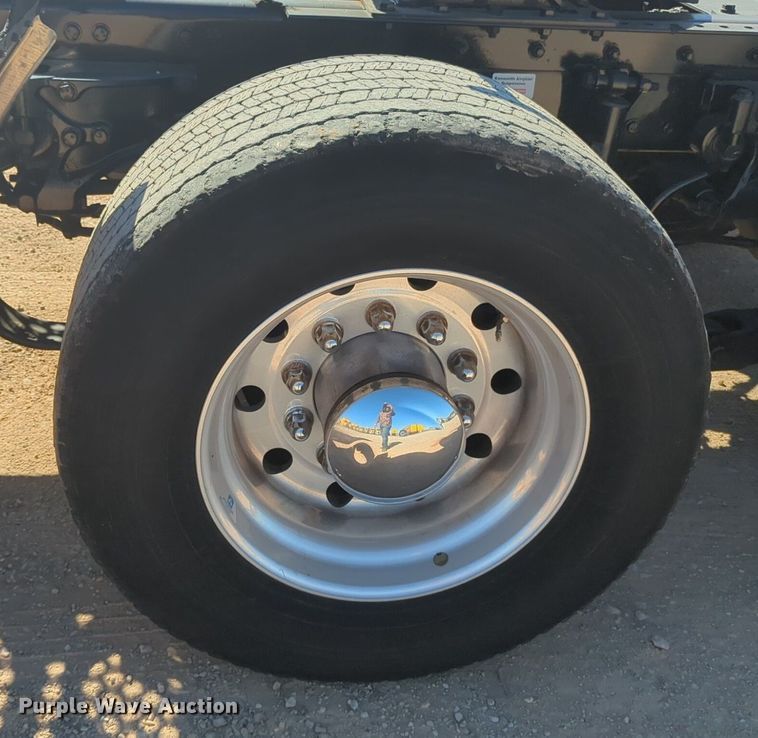 image for item NG9411 2020 Kenworth T680 semi truck