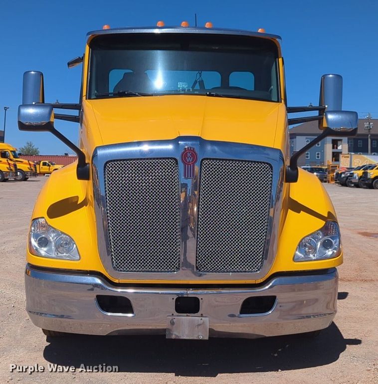 image for item NG9413 2020 Kenworth T680 semi truck