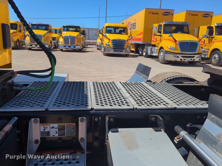 image for item NG9413 2020 Kenworth T680 semi truck