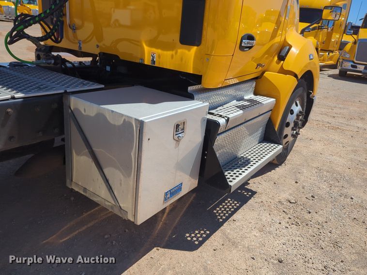 image for item NG9413 2020 Kenworth T680 semi truck