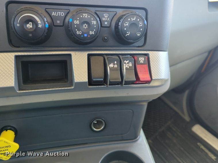 image for item NG9413 2020 Kenworth T680 semi truck