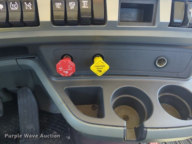 image for item NG9413 2020 Kenworth T680 semi truck