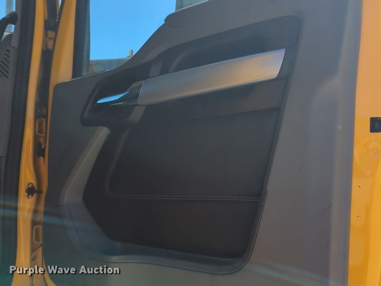 image for item NG9413 2020 Kenworth T680 semi truck