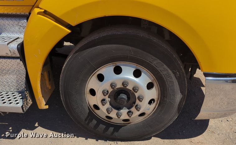 image for item NG9413 2020 Kenworth T680 semi truck