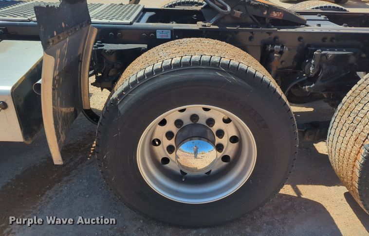 image for item NG9413 2020 Kenworth T680 semi truck