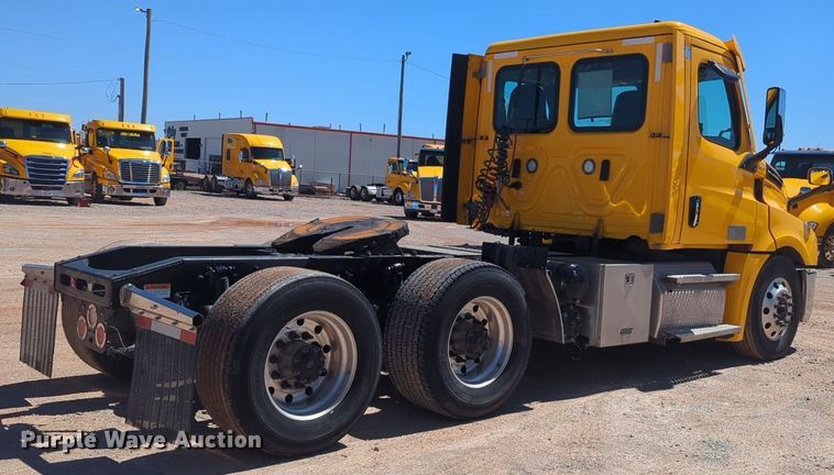 image for item NG9414 2021 Freightliner Cascadia 126 semi truck