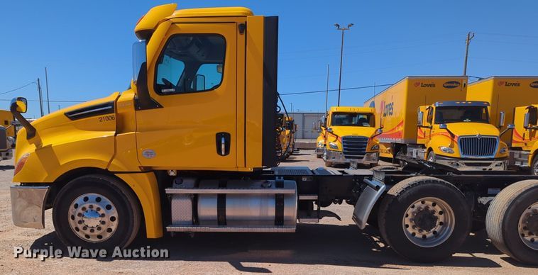 image for item NG9414 2021 Freightliner Cascadia 126 semi truck