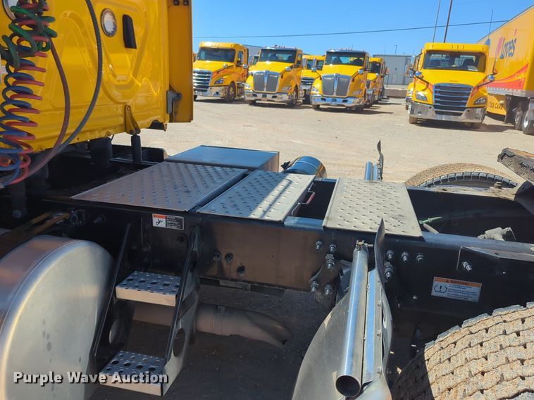 image for item NG9414 2021 Freightliner Cascadia 126 semi truck