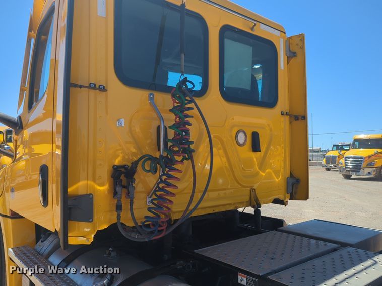 image for item NG9414 2021 Freightliner Cascadia 126 semi truck