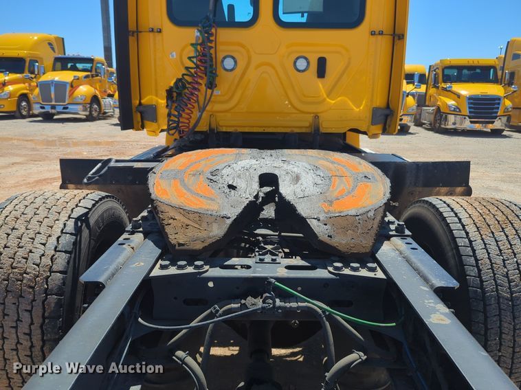 image for item NG9414 2021 Freightliner Cascadia 126 semi truck