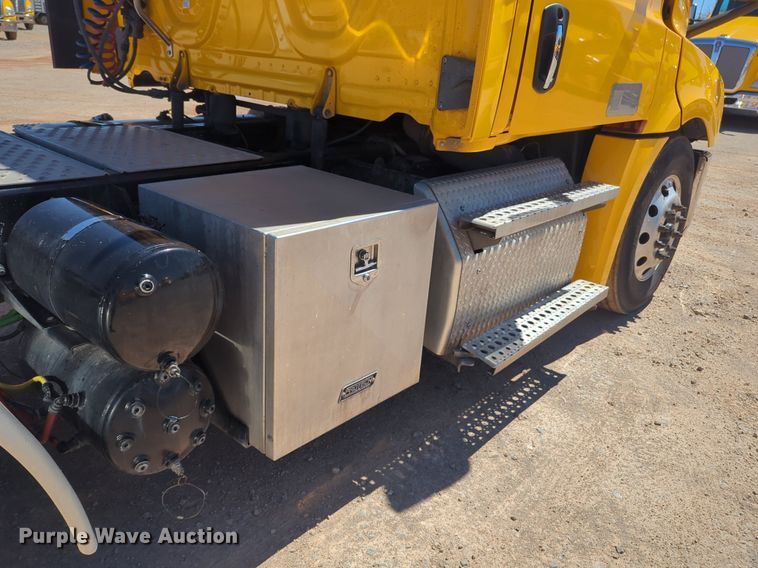 image for item NG9414 2021 Freightliner Cascadia 126 semi truck